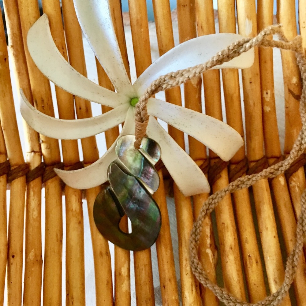 🌴Authentic Hawaiian Shell Carved Necklace🌴 - Picture 2 of 6